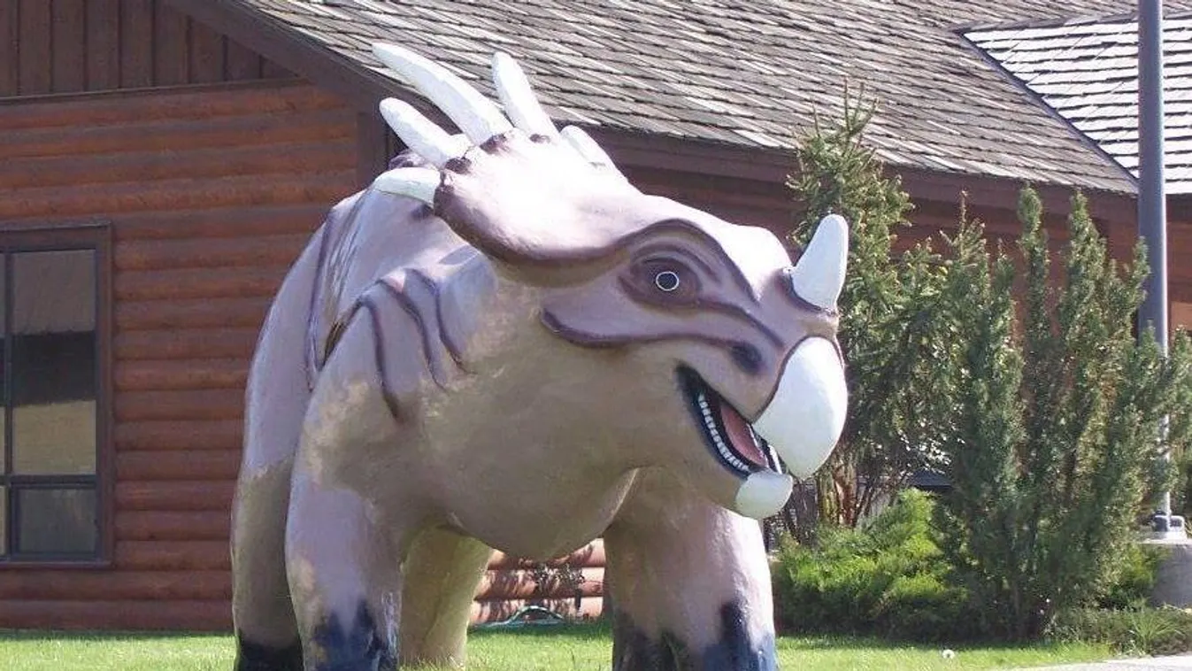 Tűzoltók szedtek le egy nőt egy T-Rex hátáról Washingtonban
