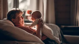 Sokkot kapott az anyuka, miután a babafigyelőn meglátta, mit művel anyósa