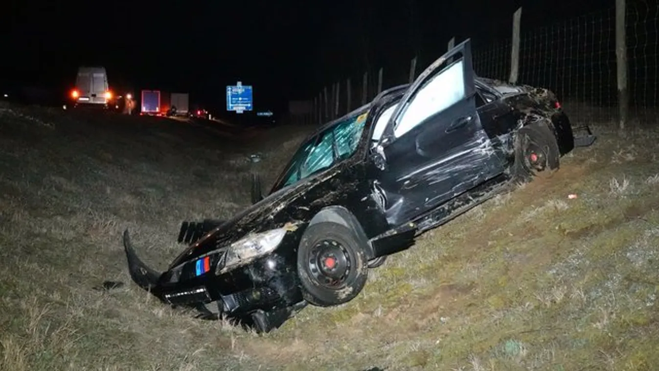 Brutális fotók: Tömegbaleset az M5-ösön, egy autós szemben hajtott fel az autópályára
