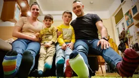 Ezért húz most a legtöbb magyar sztár felemás zoknit – videó