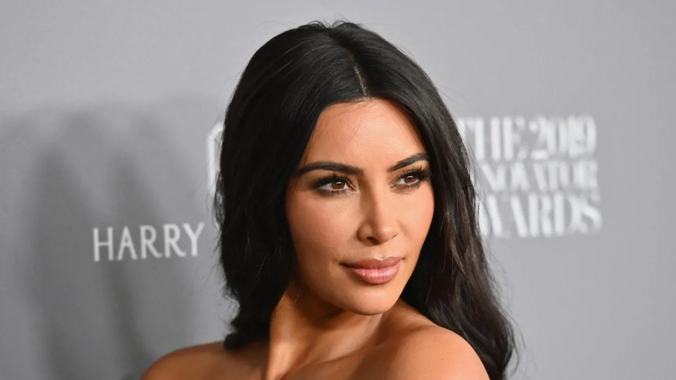 Te jó ég – mit művelt a fogaival Kim Kardashian?! fotó