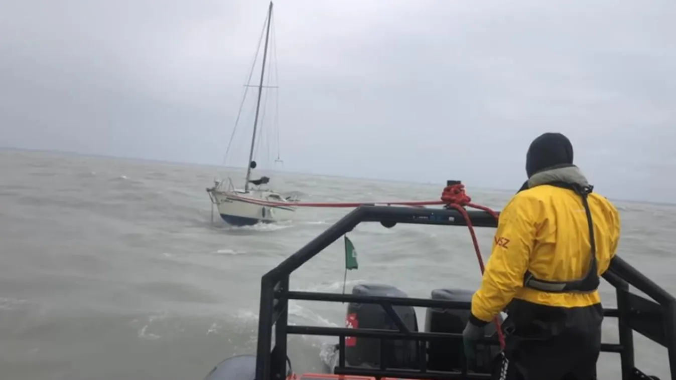 Elszabadult egy vitorlás a Balatonon, a vízimentők fogták be