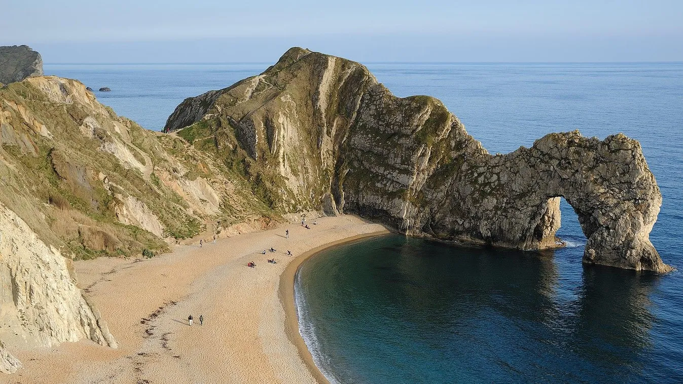 A híres Jurassic Coast sziklafal egy hatalmas szakasza omlott az alatta fekvő tengerpartra