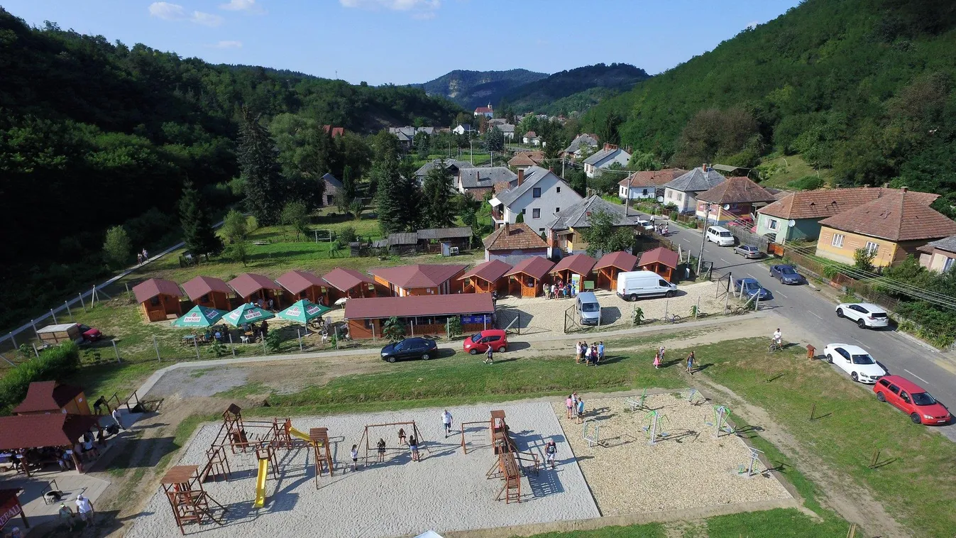 Ez a meseszép község ingyenes erdei faházakkal várja a turistákat