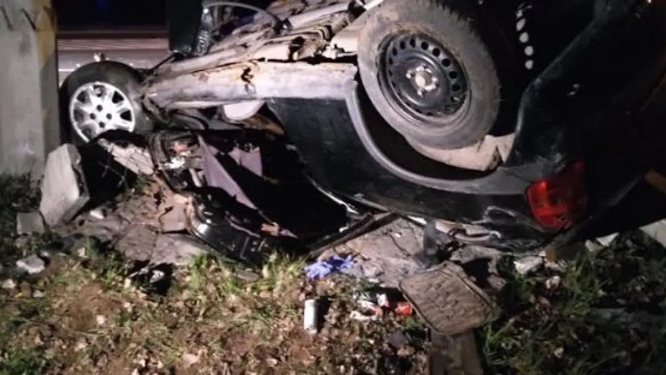 Kerítésnek ütközött egy személyautó vasárnap este Piliscsabán, a kocsi utasa meghalt - Videó