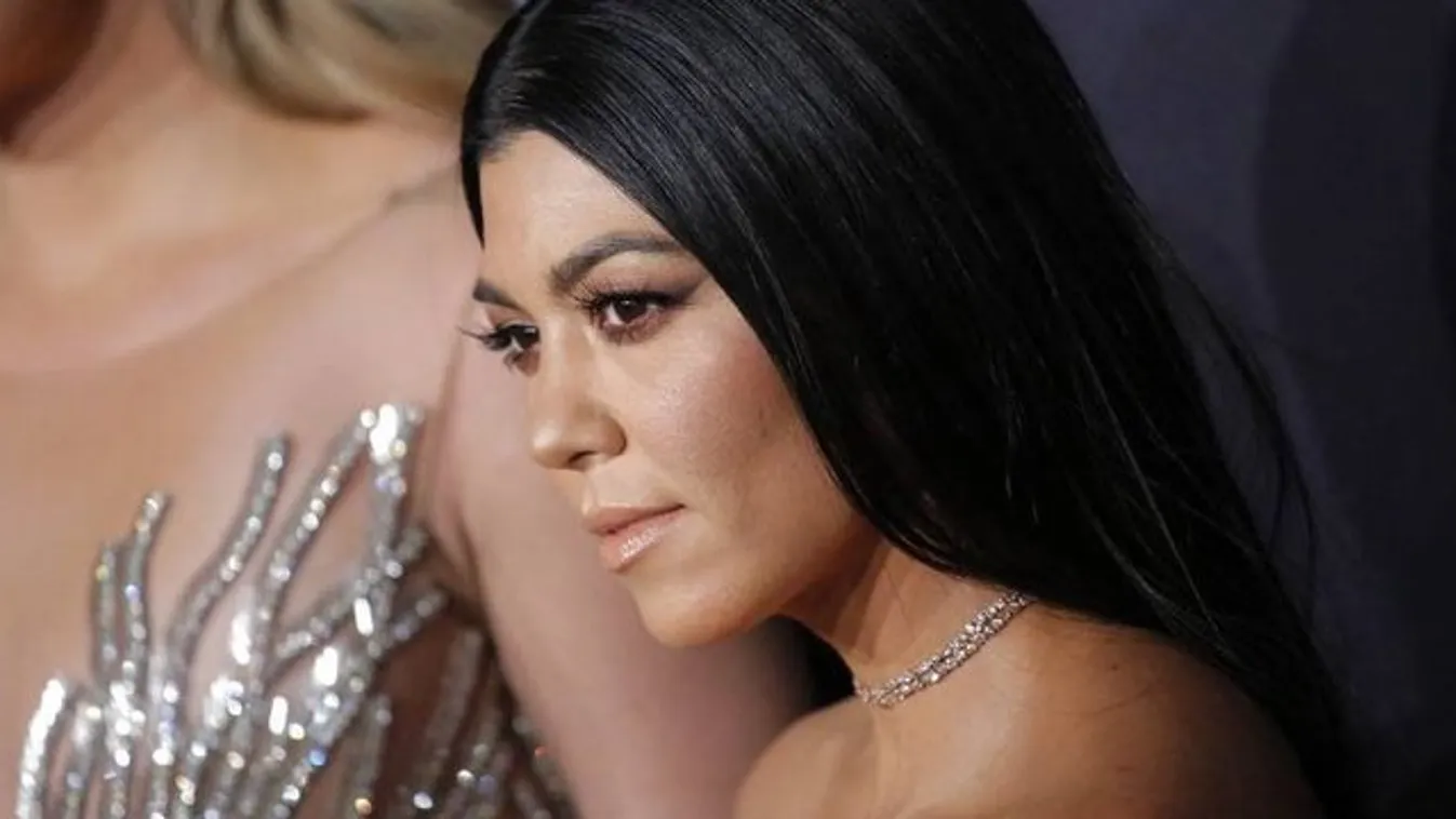 Megőrülnek a rajongók: Pasija nem képes betelni Kourtney Kardashian fenekével – fotó