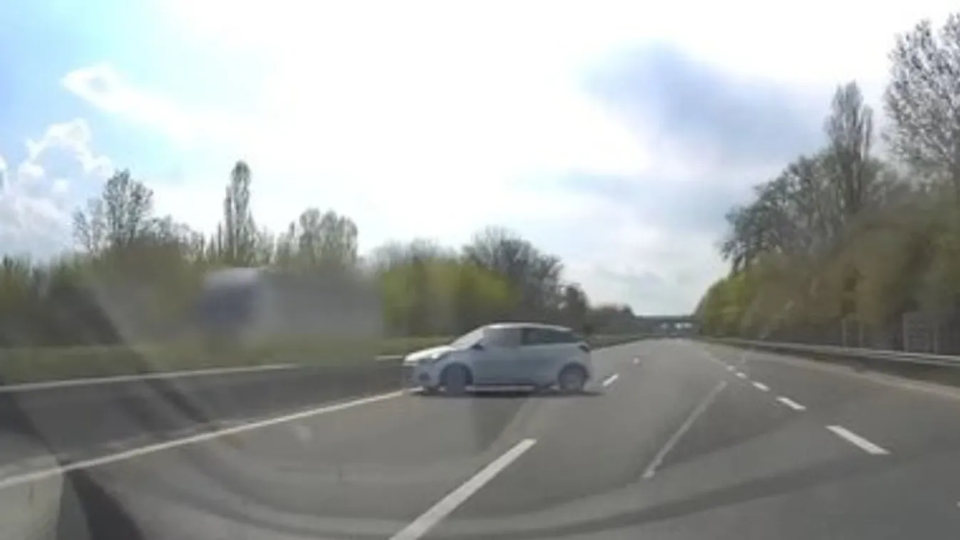 Még a látványba is beleborzongunk: gondolt egyet, és megfordult a sofőr az M7-es belső sávjában – hajszálon múlt a tragédia