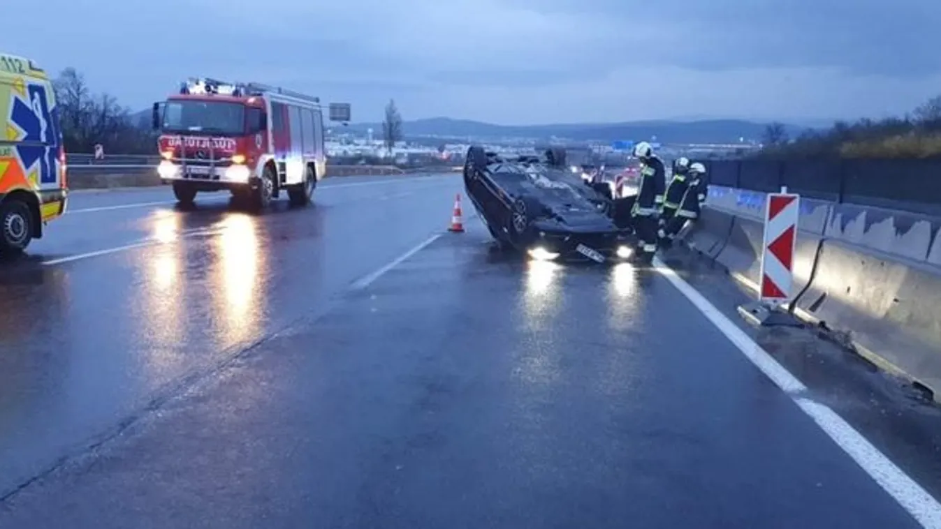 Durva baleset: Felborult egy autó az M0-áson