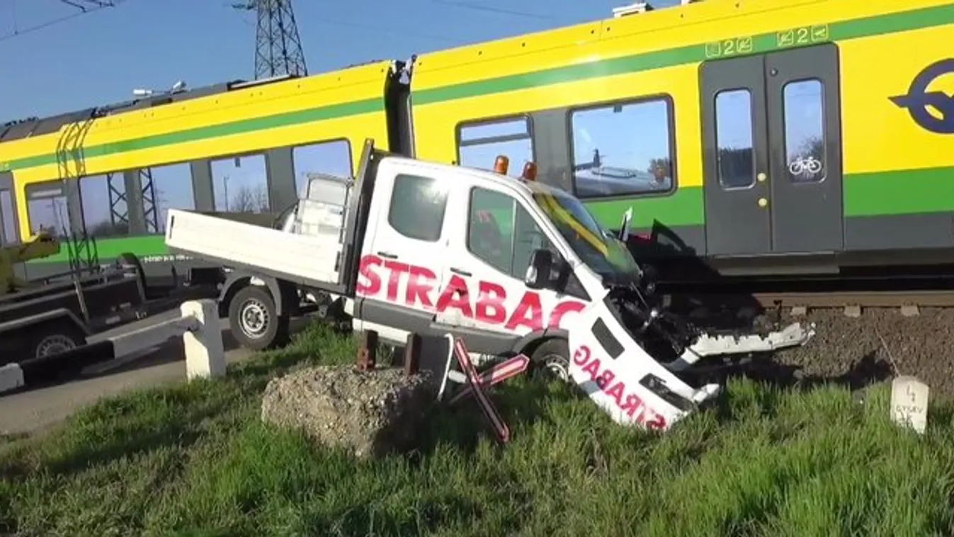 Újabb vonatbaleset történt: a tilos jelzés ellenére hajtott a sínekre egy gépet vontató teherautó sofőrje – videó
