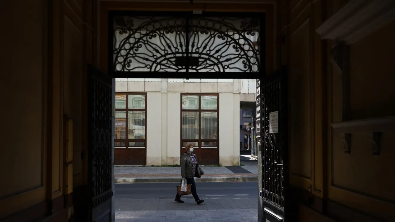 A beoltottak száma elérte a 2,5 milliót, holnap nyitnak az üzletek