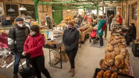 Romkocsma helyén nyílt piacon kóstoltunk bele a hazai termelők kínálatába – videó