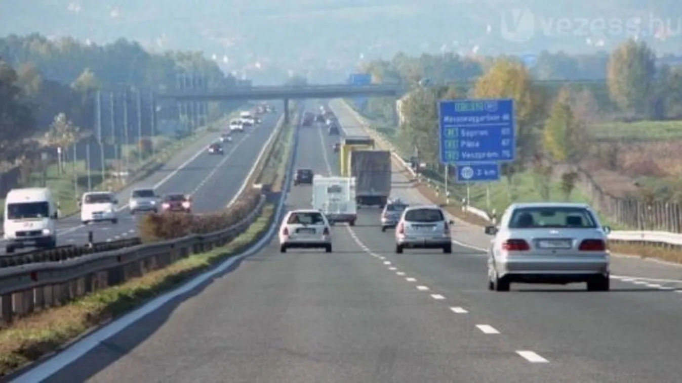 Két kamion ütközött az M1-esen, félpályán halad a forgalom