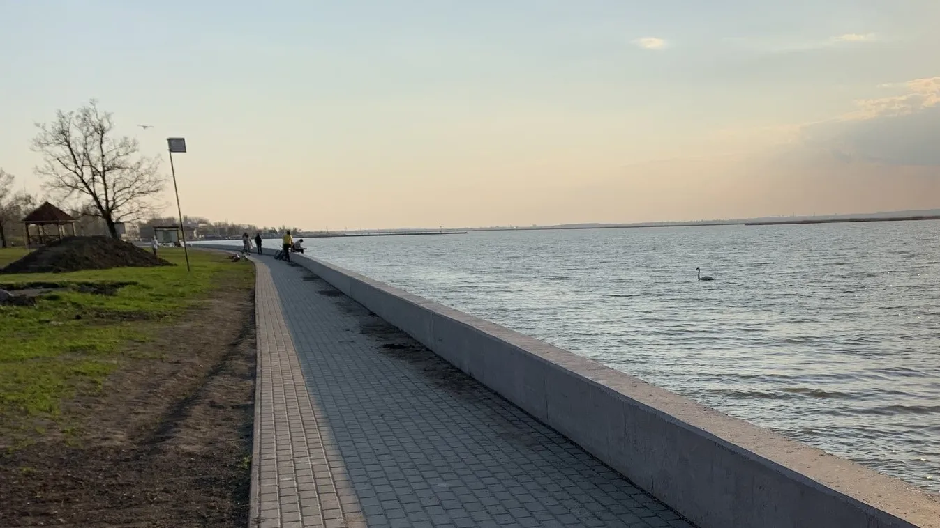 Félméteres betonfal épült az agárdi szabadstrand partján