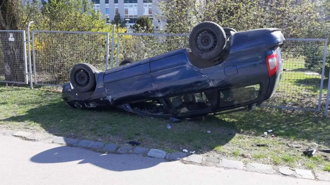 Durva fotók: buszmegállóba szállt egy kocsi a Szent Imre Kórháznál