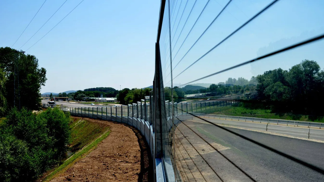 Üvegből készült zajvédő falat tesztelnek az M7-es autópályánál