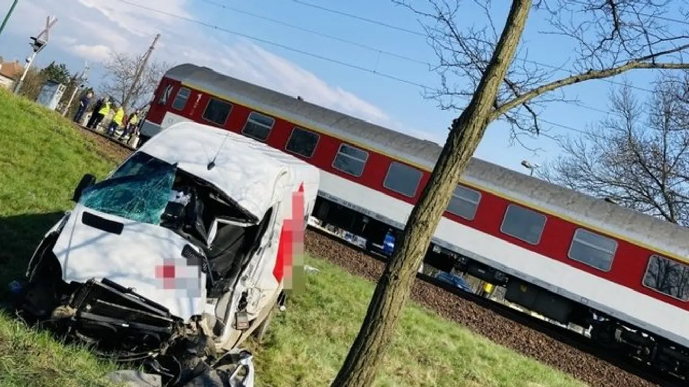 Meghalt a sofőr: Hiába működött a fénysorompó, vonat elé hajtott egy autó Borsodban