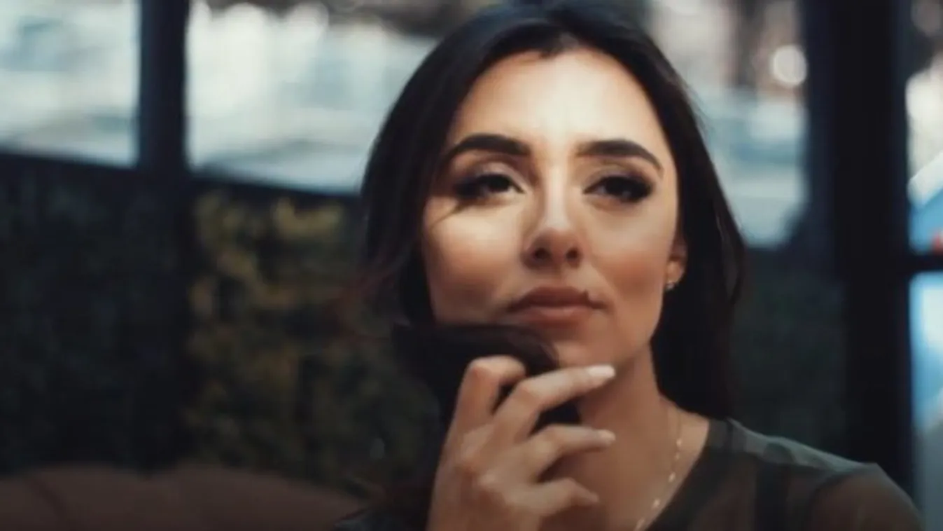 Nyílt utcán húzta fel a szoknyáját, hogy megmutassa, van-e rajta bugyi – 18+ fotók