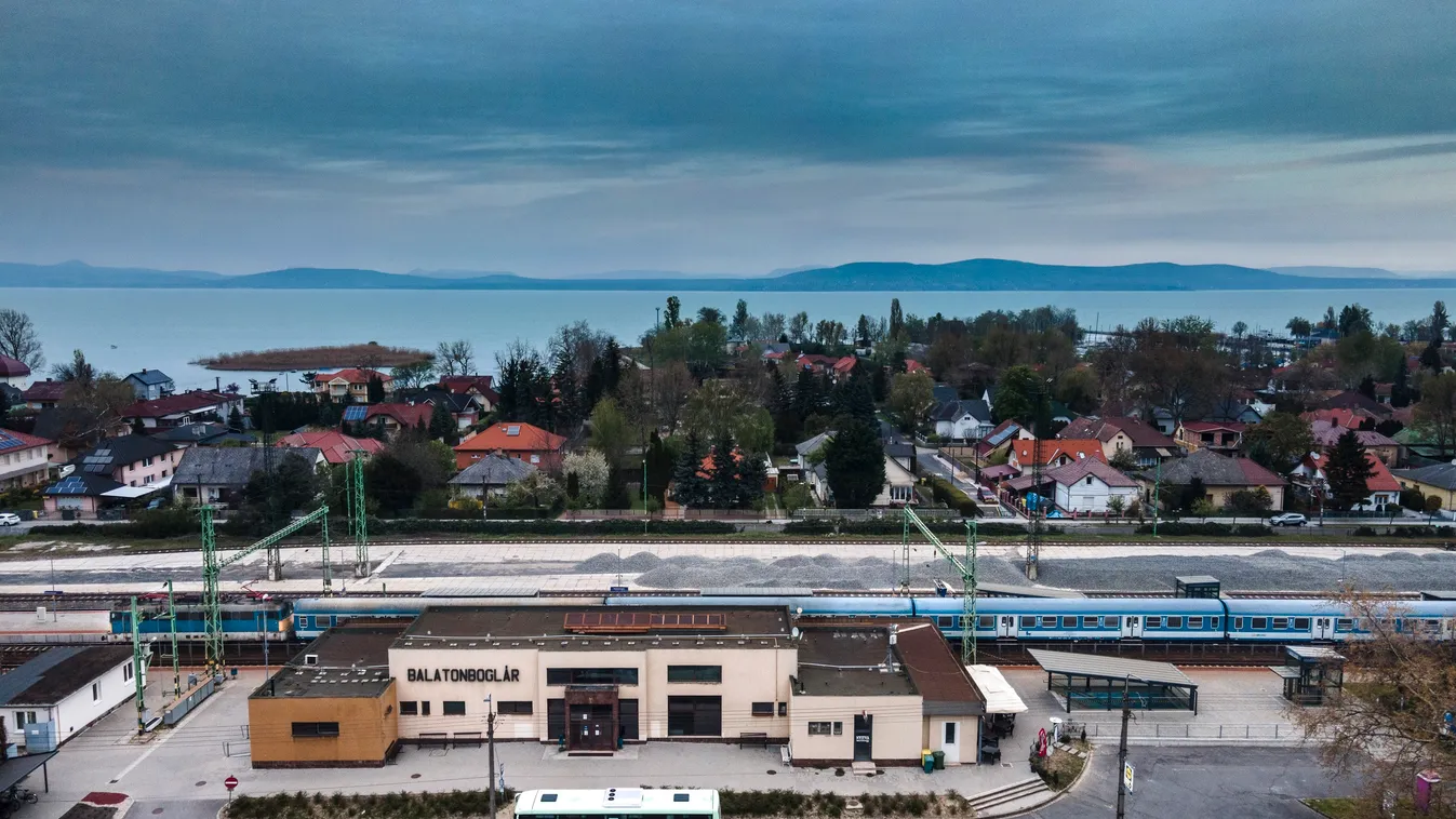 Már a vonaton halászlével hangolódhat a balatoni előszezonra