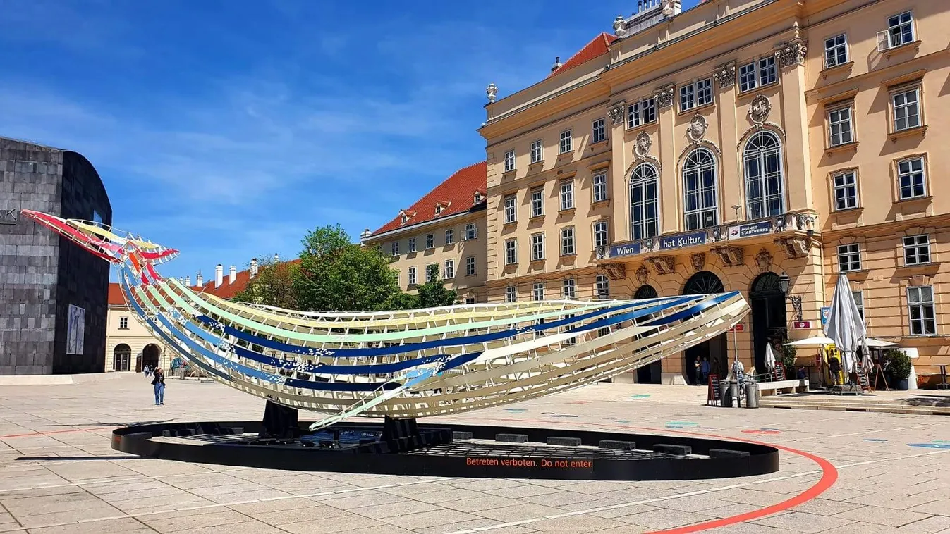 Öttonnás bálnát járatnak körbe Bécsben, amelyet fényekkel és hangokkal szereltek fel