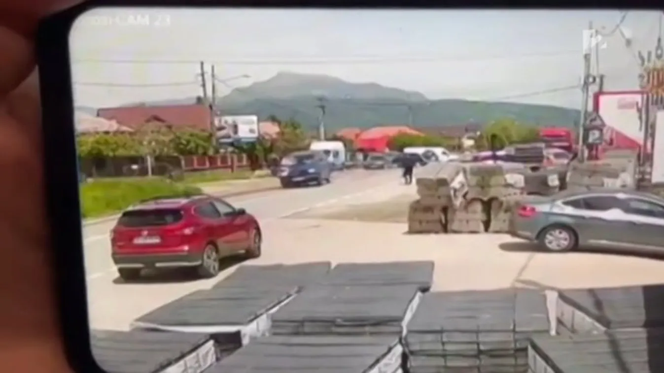 Megrázó videó: autó gázolta halálra az énekest – métereket repült - 18+