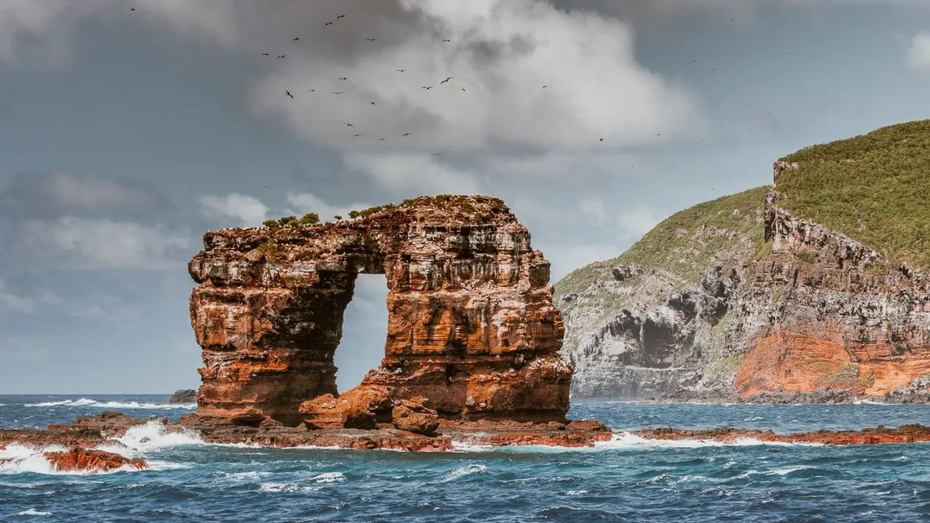 Leomlott a Galápagos-szigetek híres, boltíves sziklája