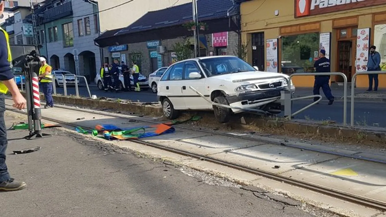 Részegen tarolta le a villamos melletti korlátot a sofőr a XXII. kerületben – fotók