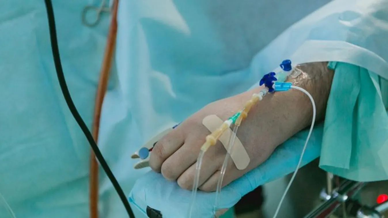 Megrázó kórházi fotó került elő a 6 éves fiúról: Oliver élet-halál közé került a koronavírus után