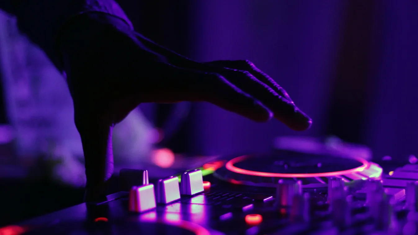 Webber-musicaltől a fülbevaló DJ setig - Zenei élmények a nyár elejére