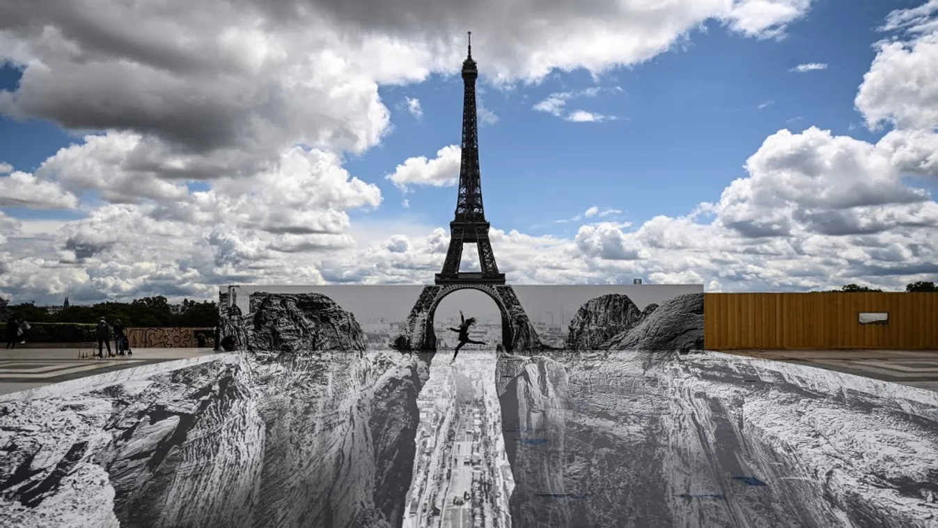 Élethű virtuális szakadék nyílt a párizsi Eiffel-torony alatt