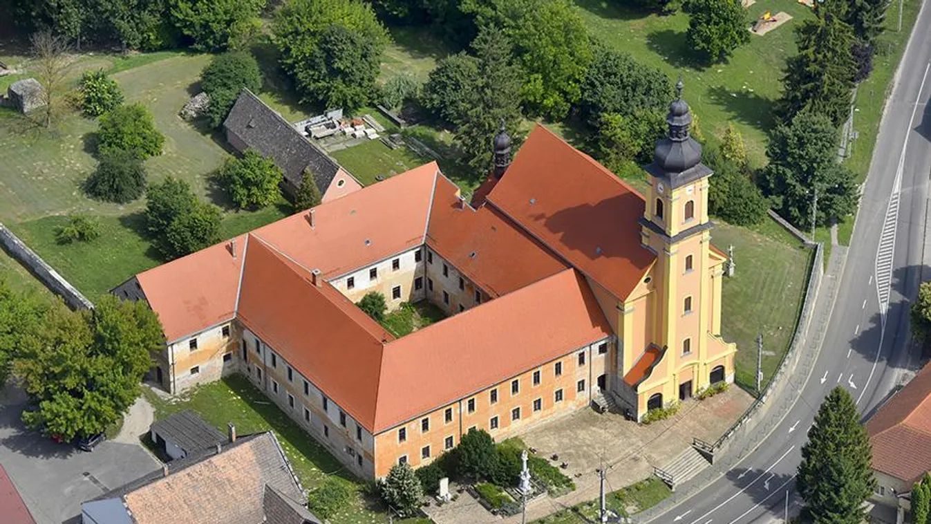 Bazilikai rangot kap egy apró hazai község temploma