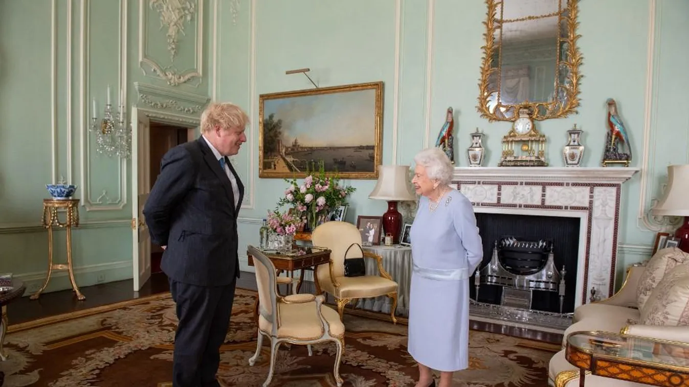 A királynő először tért vissza dolgozni a Buckingham-palotába a járvány kitörése óta
