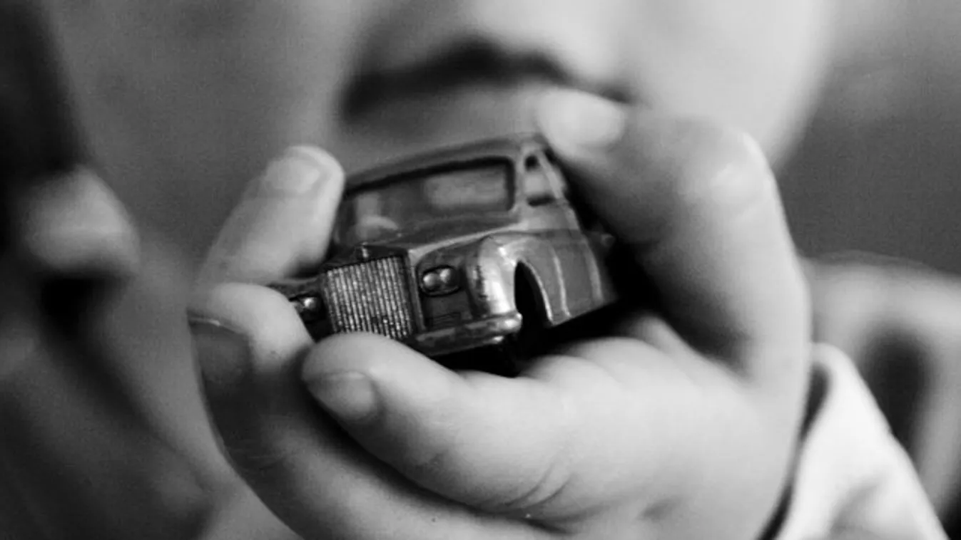Felfoghatatlan: egy 5 éves kisfiú holttestét találták meg egy parkolóban