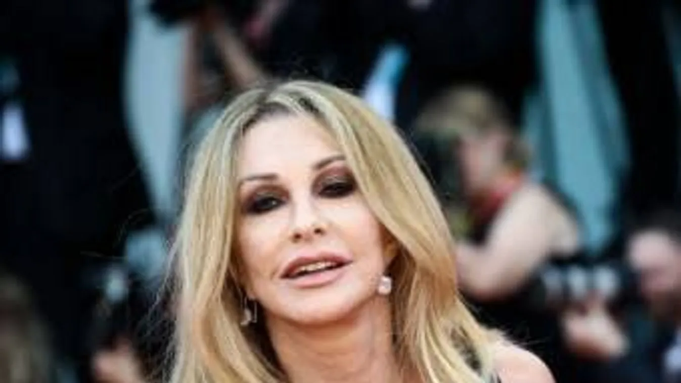 Egy ország találgatja, hogy volt rajta bugyi vagy sem? Élő adásban sharonstone-ozott az olasz bombázó MILF – 18+ Videó