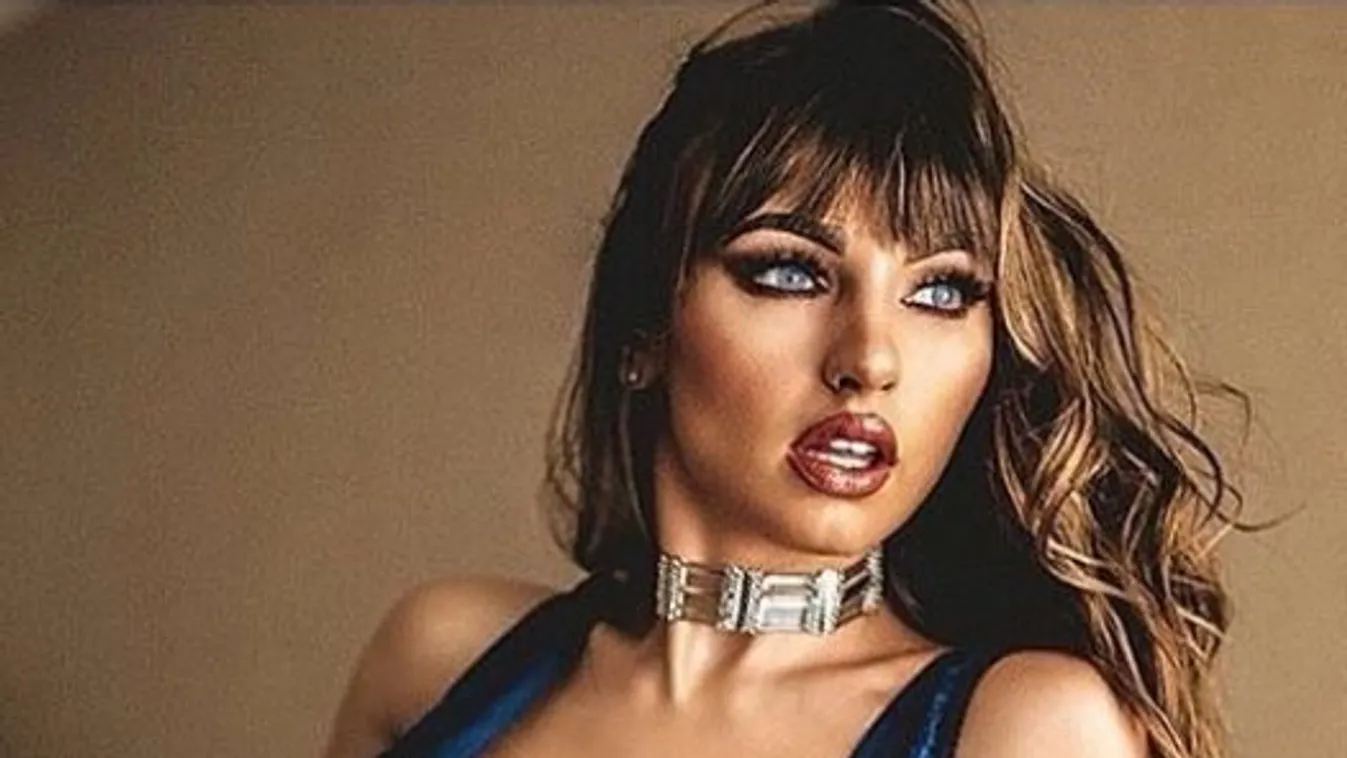 Ezek a mellek szabadságra vágynak: Könyörög a modell, hogy valaki segítsen kiszabadítani őket - 18+ Fotók