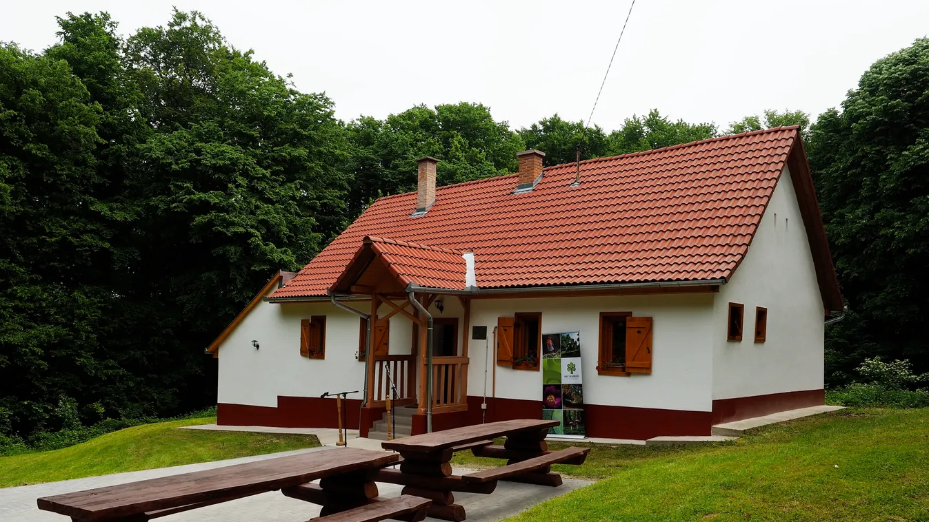 Megújult a Kéktúra útvonalán álló legendás kulcsos ház a Kelet-Mecsekben