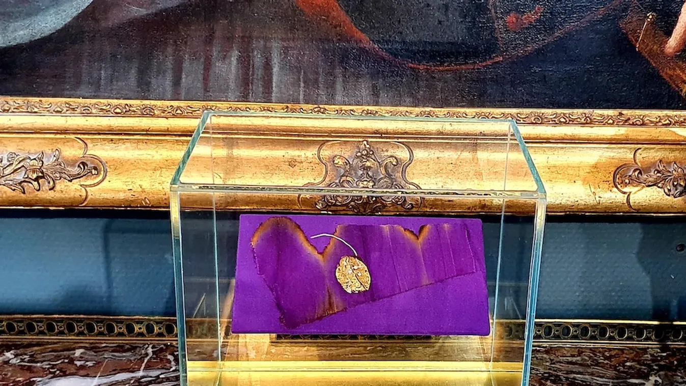 Új darabbal bővül a magyar koronázási palást