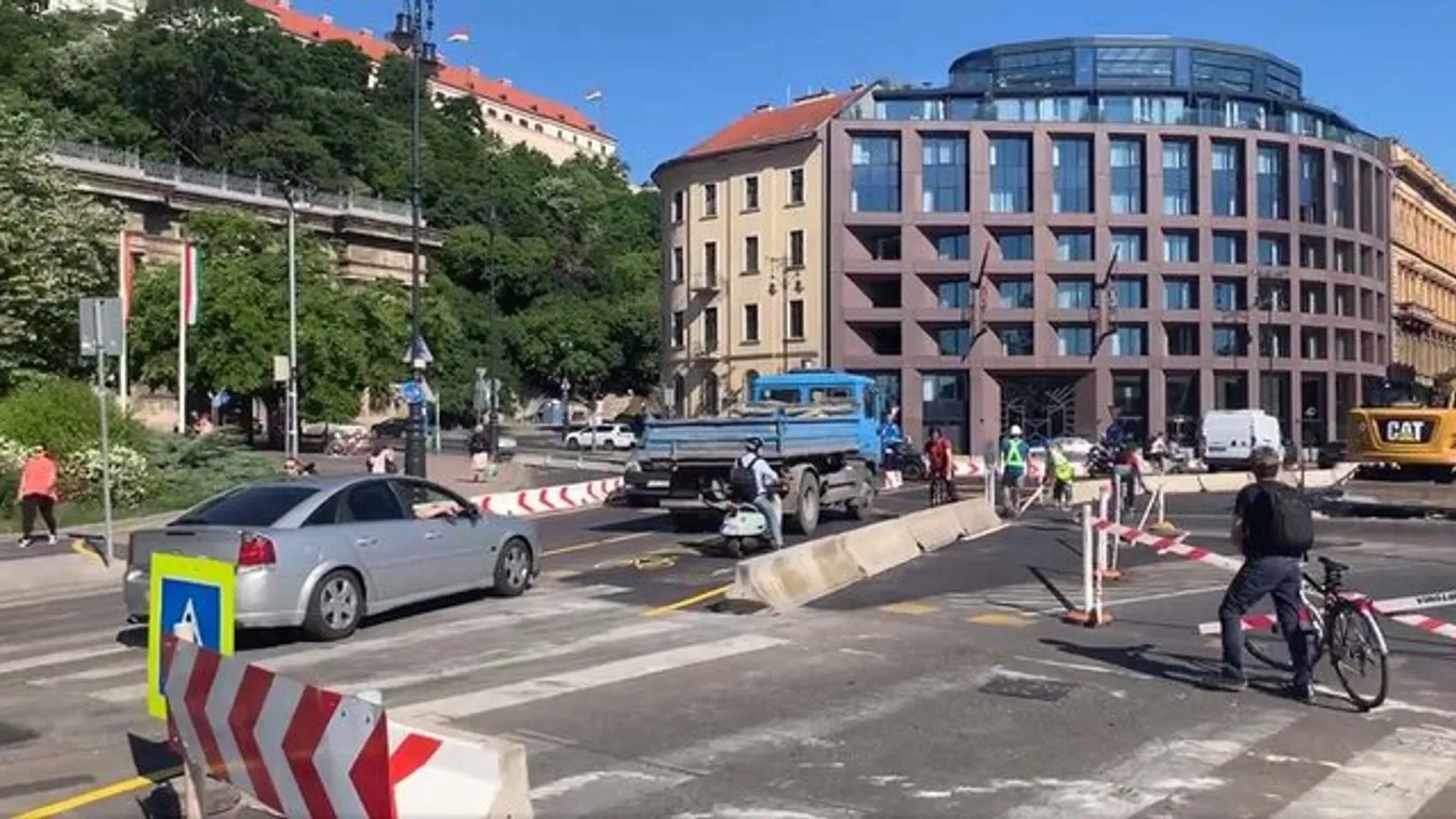 Káosz a Clark Ádám téren: eltévedt gyalogosok, szitkozódó bringások, tanácstalan autósok