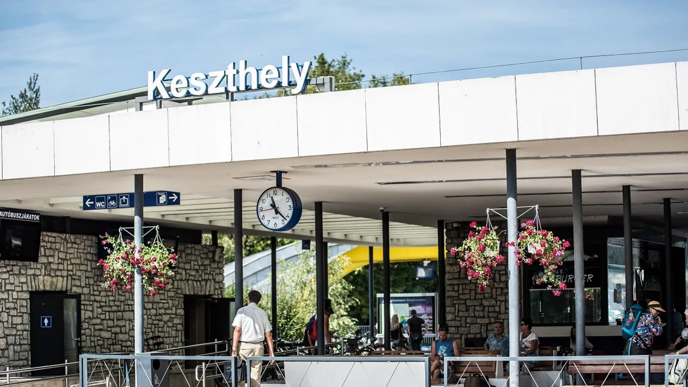 Nyáron és ősszel már országszerte hallhatók versek a vasút- és buszállomásokon
