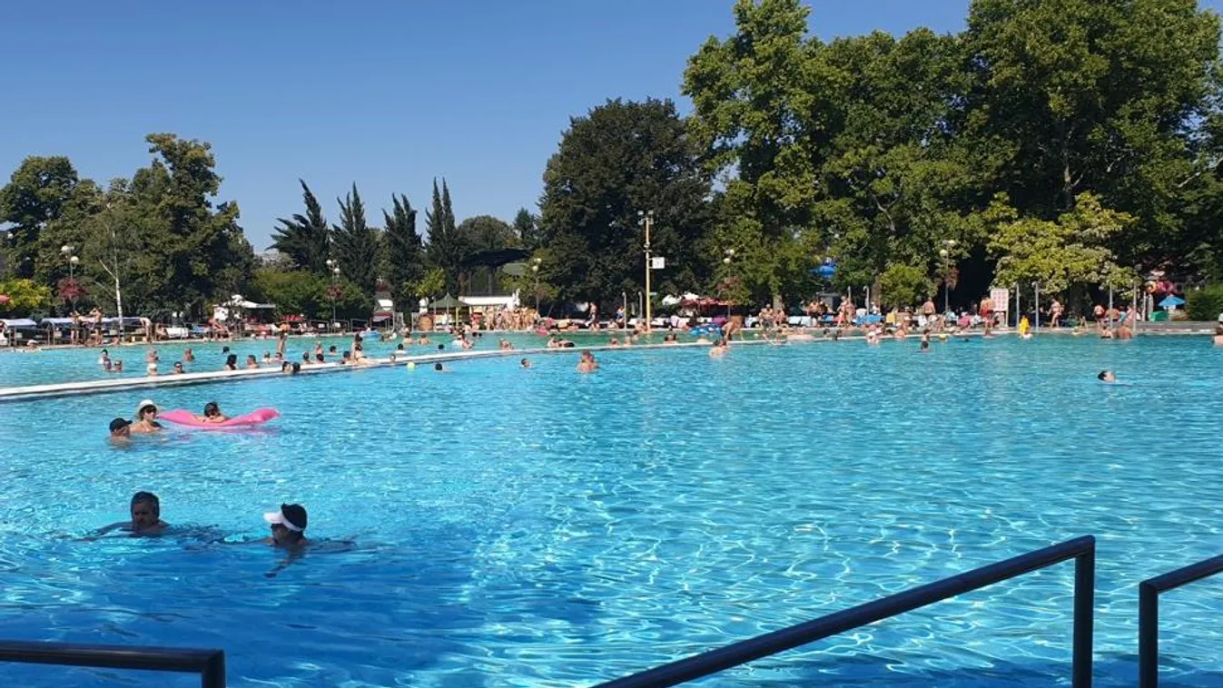 Hétvégenként élő zenére csobbanhatunk a baranyai gyógyfürdő strandján