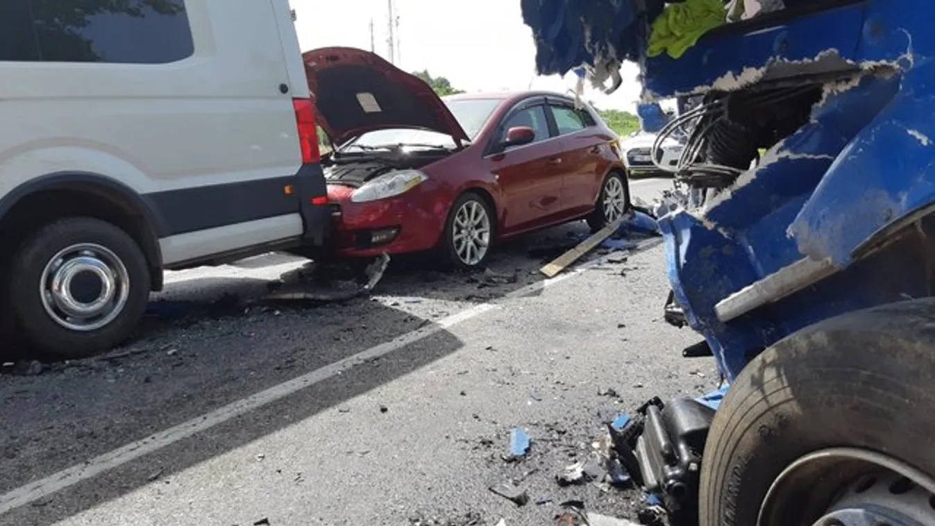 Egy halott és 11 sérült – fotók a brutális móri tömegkarambolról