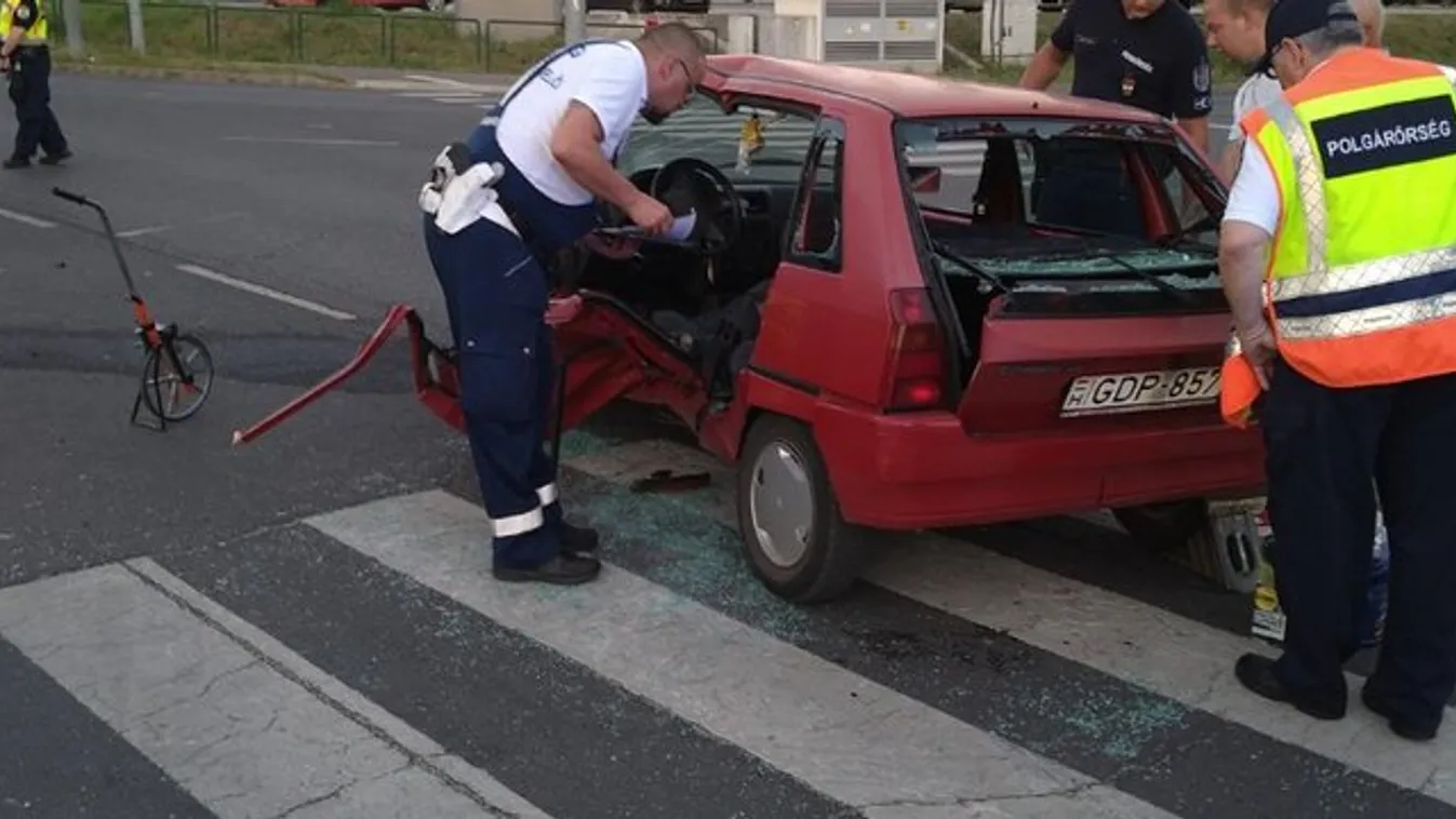 Brutális képek jöttek: tűzoltók vágták ki a roncsból a sofőrt: taxival ütközött a kis Peugeot
