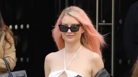 Barátnőjével incselkedik az ágyban Lottie Moss – szexi fotók