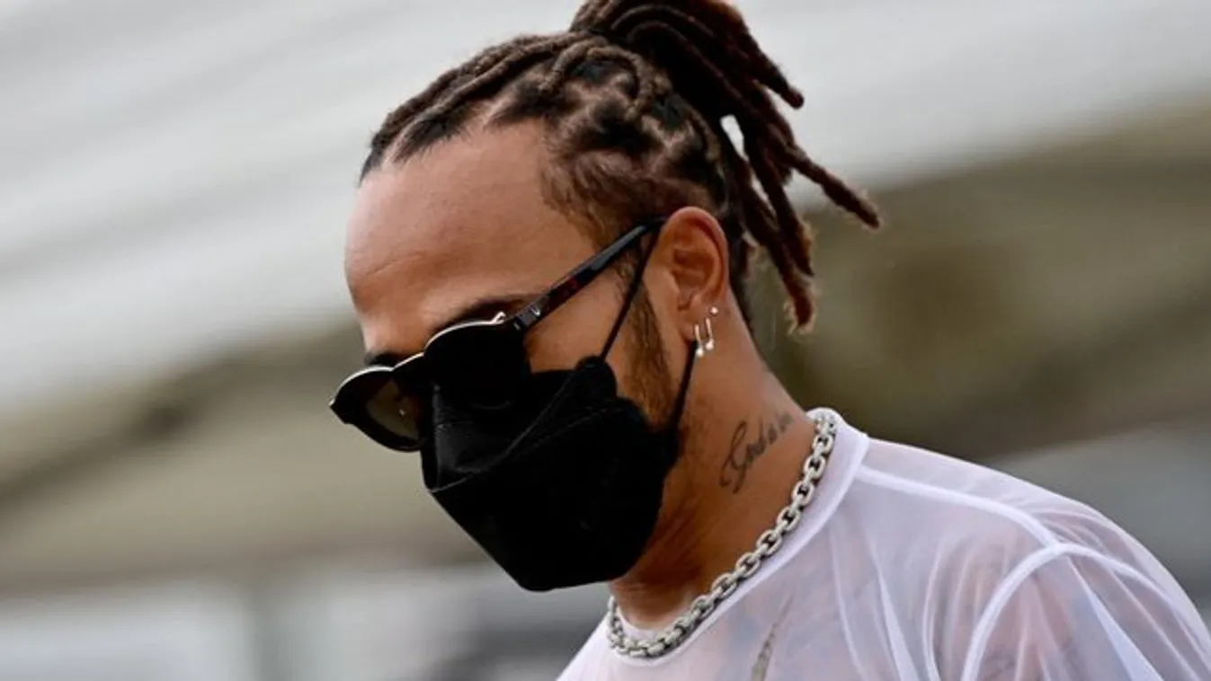 Hölgyek, figyelem! Áttetsző felsőben mutatta meg izmos testét Lewis Hamilton – fotók