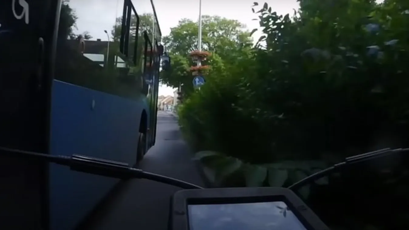 Millimétereken múlt a tragédia Budapesten: veszélyesen közel húzott el a biciklis mellett egy busz - Videó