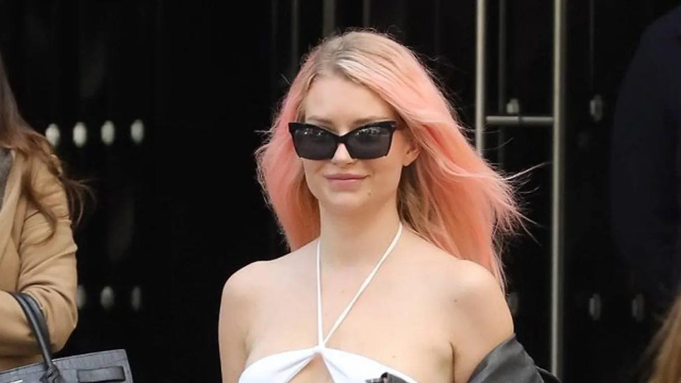 Barátnőjével incselkedik az ágyban Lottie Moss – szexi fotók