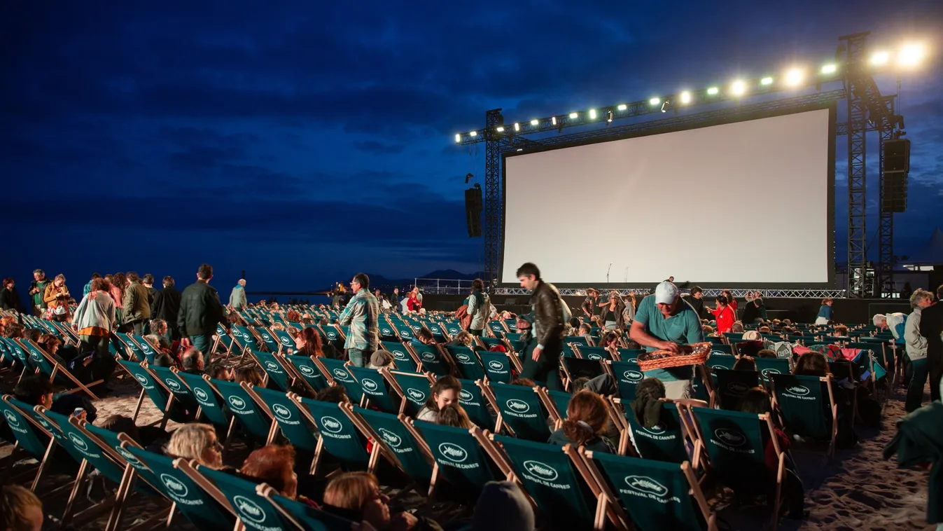 Új kertmozi nyílt a Balatonnál, ahol nemcsak filmeket láthatnak