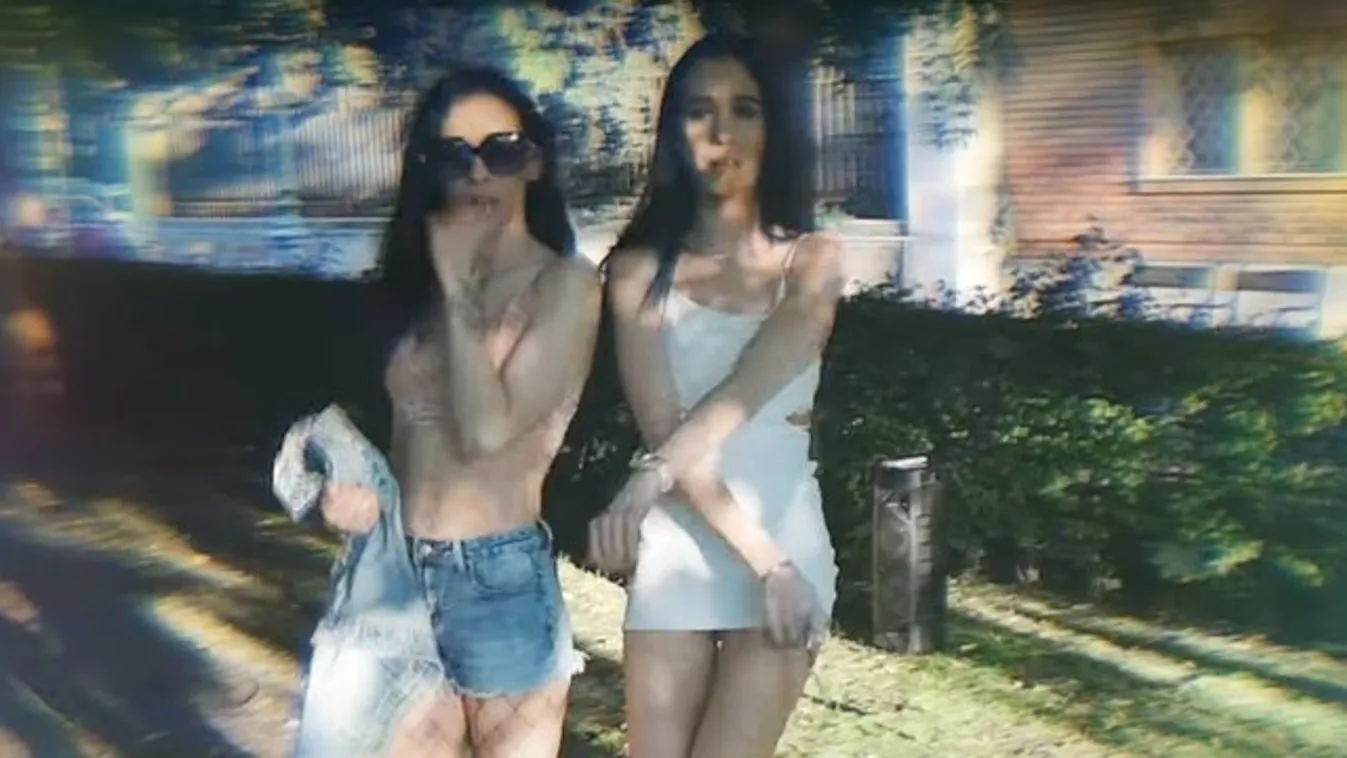Forró: Egymás mellét markolásszák a magyar ikerlányok – 18+ fotók, videó