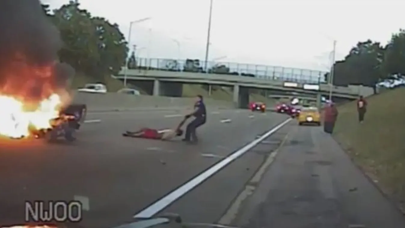 Percei maradtak hátra: a lángoló autóból húzta ki a sofőrt a hős rendőr – Videó