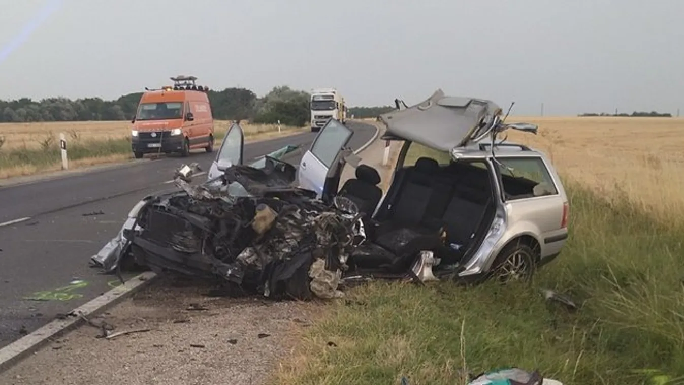 Horrorbaleset Ercsinél: Busszal ütközött egy autó – megrázó helyszíni fotók