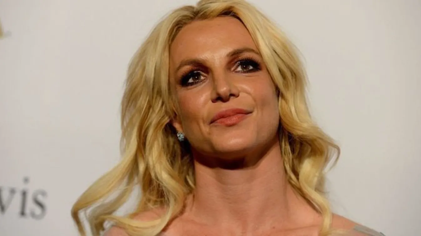 Félmeztelen és a melleit gyömöszöli, mégis úgy néz ki Britney, mintha egy horrorfilmből mászott volna elő – Videó